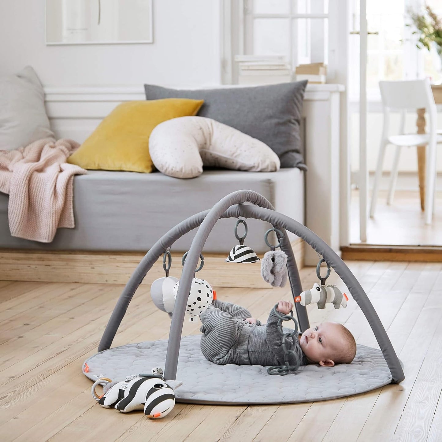 Done by Deer Activity Play Mat Deer Friends Grey - Baby Play Mat with 5 Toys for Sensory Stimulation and Early Development - Hang The Toys in 13 Different Positions on The Arches