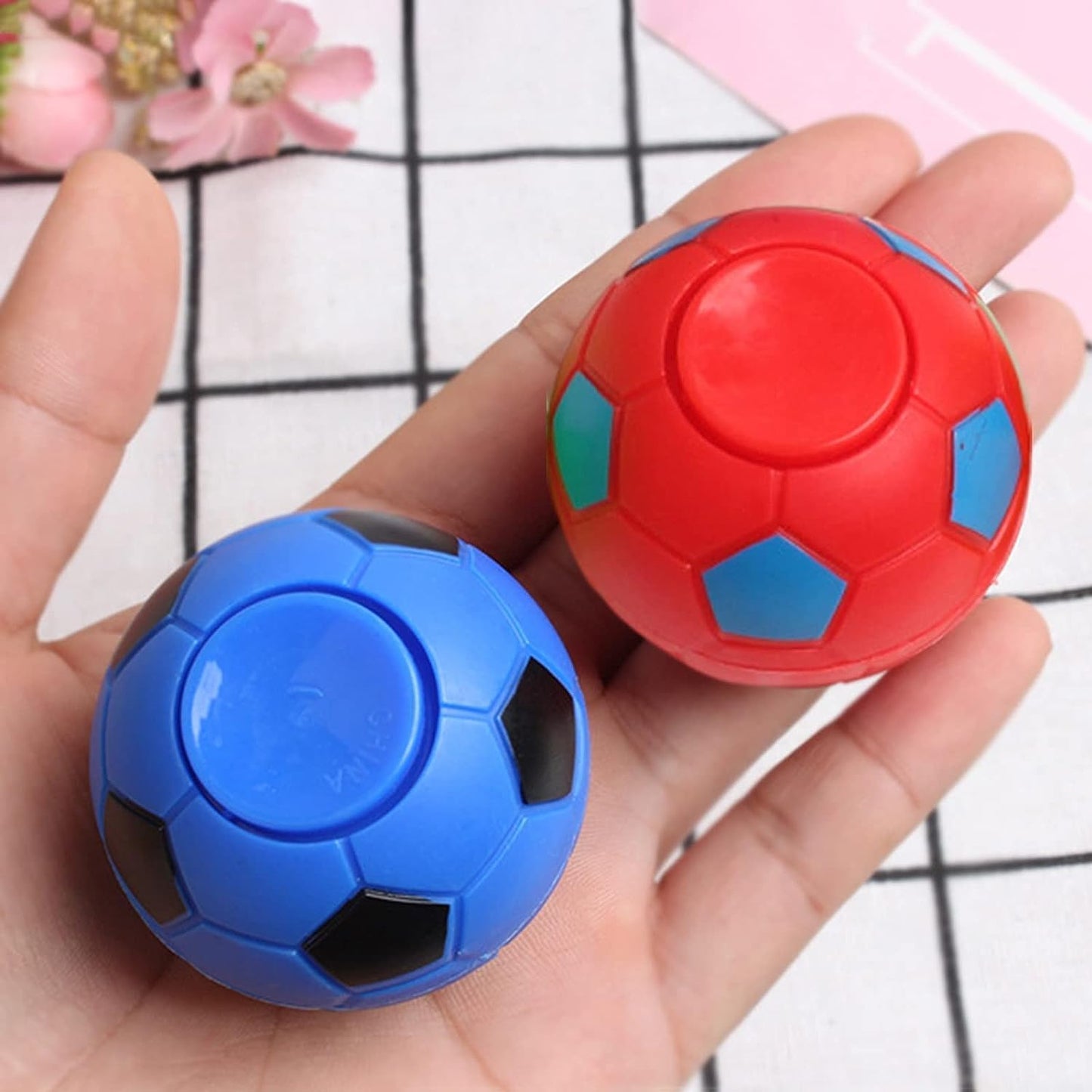 Soccer Ball Ornament - Hand Ornament Soccer Balls, Stress Relief Football Toys 3.5/5.5cm Rotatable Decompress Soccer Balls, Relief Vent Toys, for Adults Random one Desk Decompression Tools