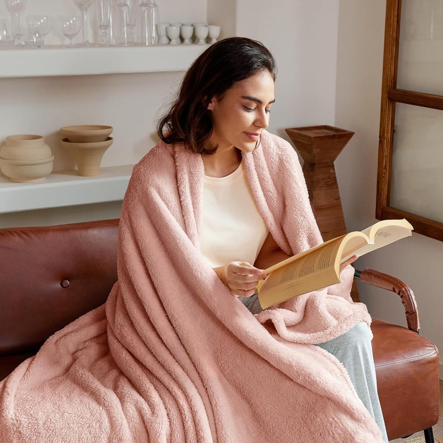 Exclusivo Mezcla Soft Fleece Throw Blanket for Couch, Super Soft Velvet Plush Bed Blanket, Fuzzy Cozy and Warm for All Seasons, 50x60 Inches, Pink