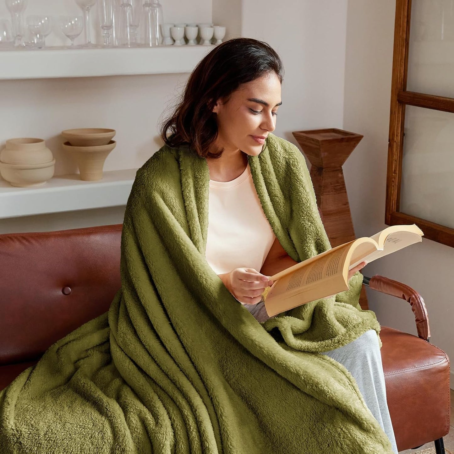 Exclusivo Mezcla King Size Flannel Fleece Blanket, Super Soft Velvet Plush Bed Blanket, Fuzzy Cozy and Warm for All Seasons, 90x104 Inches, Olive Green
