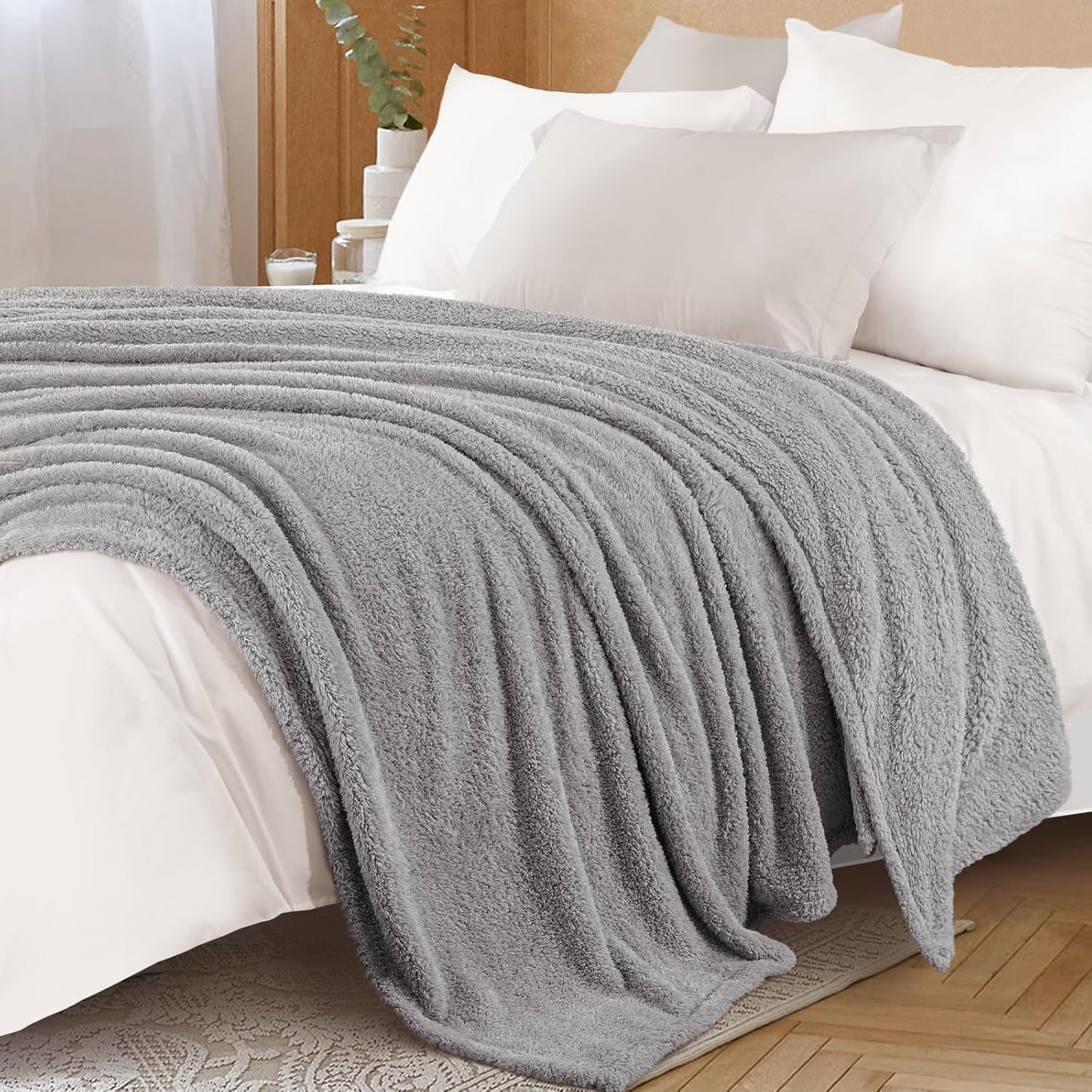 Exclusivo Mezcla Fleece Blanket for Couch, Soft and Cozy King Blankets for Women Men Girls Kids, Suitable for All Seasons, Light Grey, 90x104 Inches
