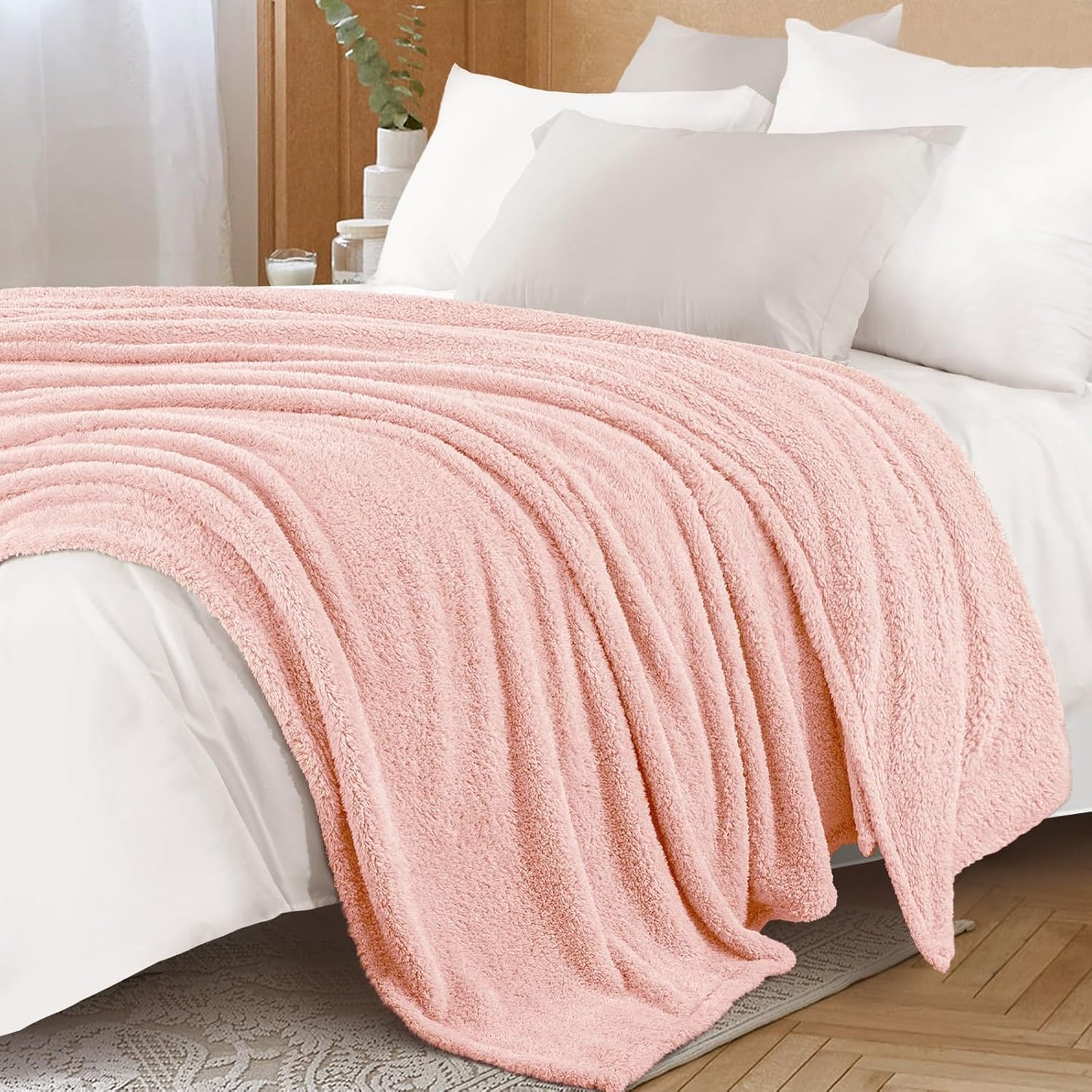 Exclusivo Mezcla Fleece Blanket for Couch, Soft and Cozy King Blankets for Women Men Girls Kids, Suitable for All Seasons, Light Pink, 90x104 Inches
