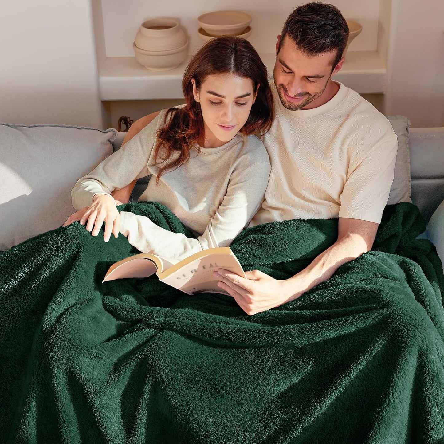 Exclusivo Mezcla King Size Flannel Fleece Blanket, Super Soft Velvet Plush Bed Blanket, Fuzzy Cozy and Warm for All Seasons, 90x104 Inches, Forest Green