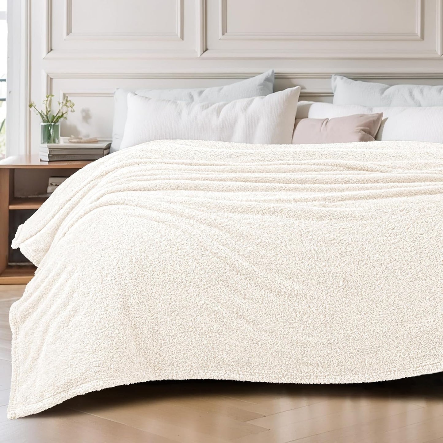 Exclusivo Mezcla Fleece Blanket for Couch, Soft and Cozy Queen Blankets for Women Men Girls Kids, Suitable for All Seasons, White, 90x90 Inches