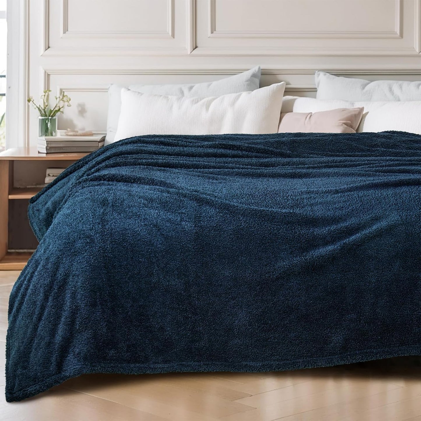 Exclusivo Mezcla Fleece Blanket for Couch, Soft and Cozy Queen Blankets for Women Men Girls Kids, Suitable for All Seasons, Navy Blue, 90x90 Inches