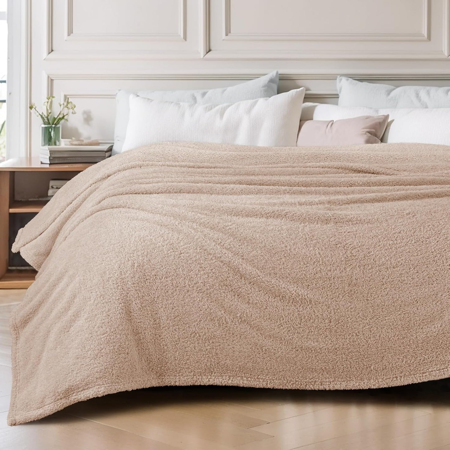 Exclusivo Mezcla Fleece Blanket for Couch, Soft and Cozy Queen Blankets for Women Men Girls Kids, Suitable for All Seasons, Camel, 90x90 Inches